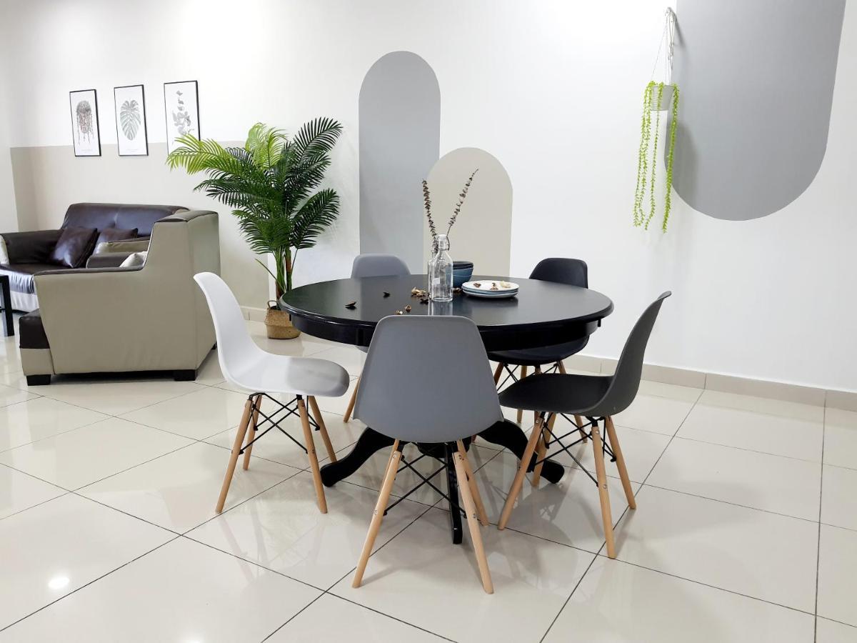 スリ・カンバンガンResidensi Floraアパートメント エクステリア 写真