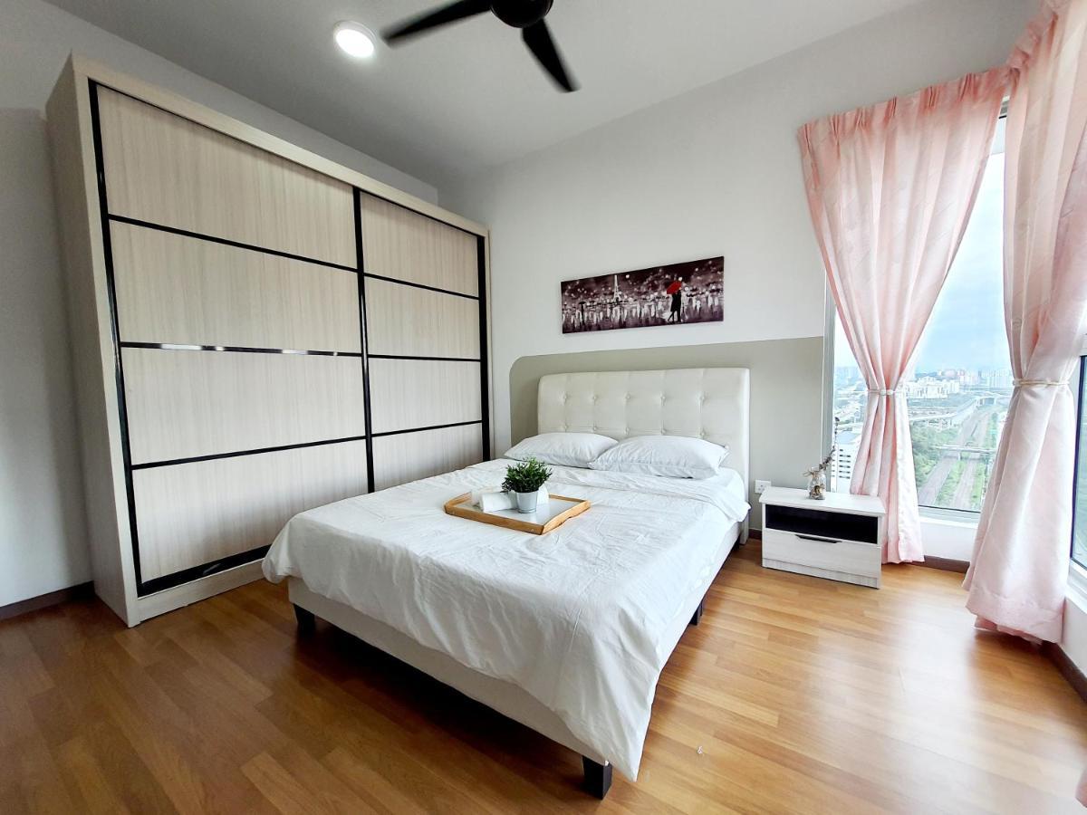 スリ・カンバンガンResidensi Floraアパートメント エクステリア 写真